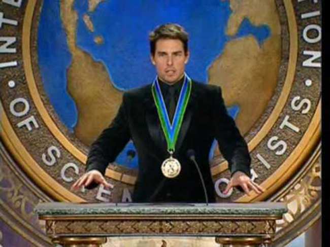 La estrella recibio la Medalla al Valor de la Libertad de Scientology en 2008