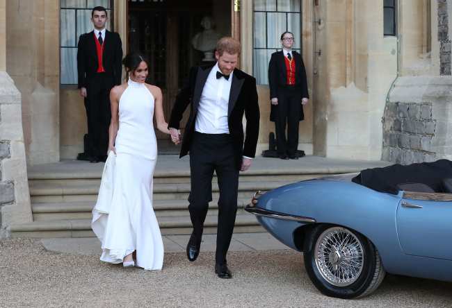 Los recien casados fueron fotografiados dirigiendose a la recepcion de su boda con el principe Harry poniendose un esmoquin y Markle luciendo un diseno moderno de Stella McCartney