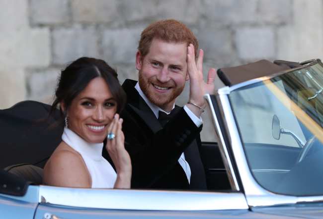 Markle mostro el anillo de coctel de la princesa Diana mientras se dirigia a la recepcion de la boda real