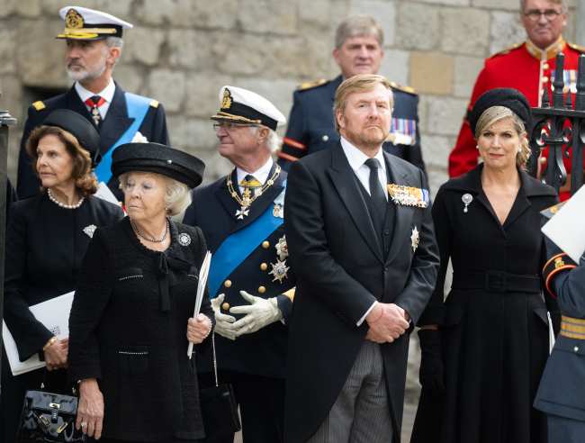 La reina Silvia de Suecia Beatriz de los Paises Bajos Carl XVI Gustaf rey de Suecia el rey WillemAlexander de los Paises Bajos y la reina Maxima de los Paises Bajos se encontraban frente a la Abadia de Westminster despues del funeral de ayer