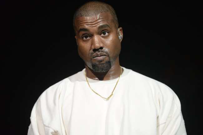 El rapero Kanye West duplico su controvertida opinion y dijo que Friends no es gracioso