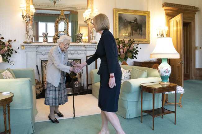 La Reina vista aqui con la nueva Primera Ministra britanica Liz Truss llevo a cabo sus deberes reales hasta el final