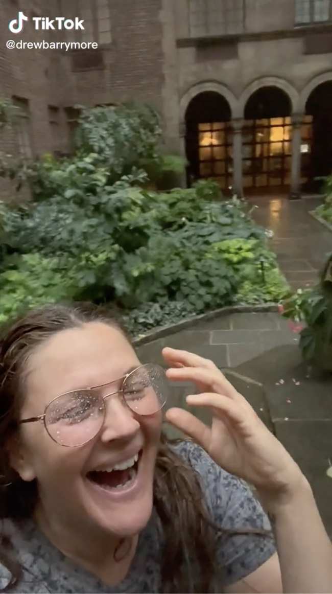 Drew Barrymore se sorprendio de que un video de ella retozando bajo la lluvia se volviera viral