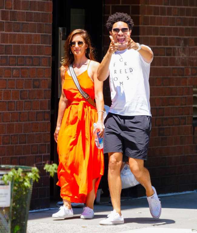 EXCLUSIVO Trevor Noah y Minka Kelly prueban que han vuelto a estar juntos tal como se muestran en un paseo por la ciudad de Nueva York