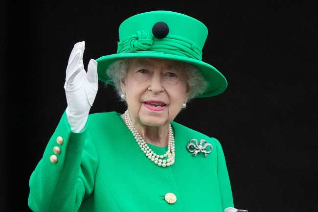 Segun los informes los miembros de la familia de la Reina estan viajando para verla en medio de las noticias de su delicada salud