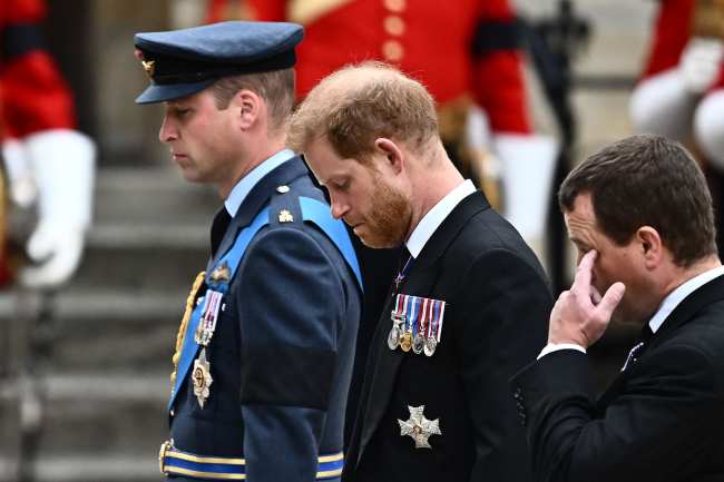 El principe Harry centro junto con su hermano el principe William izquierda y su primo Peter Phillips derecha siguieron el ataud de la reina Isabel hasta la Abadia de Westminster el lunes