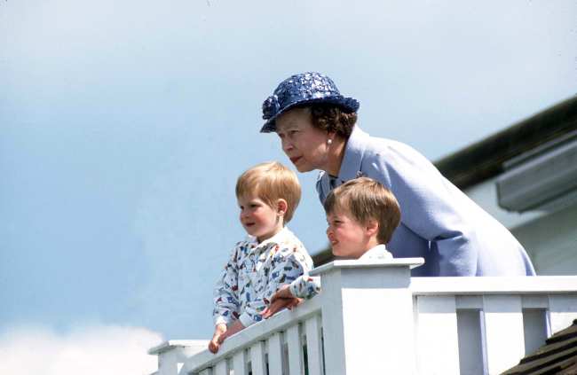 Un joven Harry izquierda y William derecha con la reina Isabel a quien llamaban abuelita