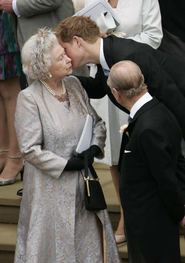 El principe Harry le dijo a Hoda Kotb en Today que el y la reina Isabel hablaron sobre cosas de las que ella no puede hablar con nadie mas