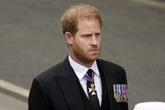 Al principe Harry no se le permitio usar su uniforme militar durante la procesion