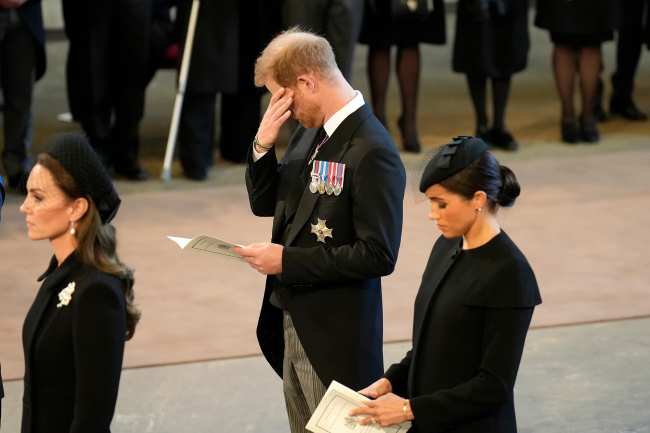 El principe aqui con su esposa Meghan Markle derecha y su cunada Kate Middleton izquierda mostro emocion durante una procesion desde el Palacio de Buckingham hasta Westminster el 14 de septiembre