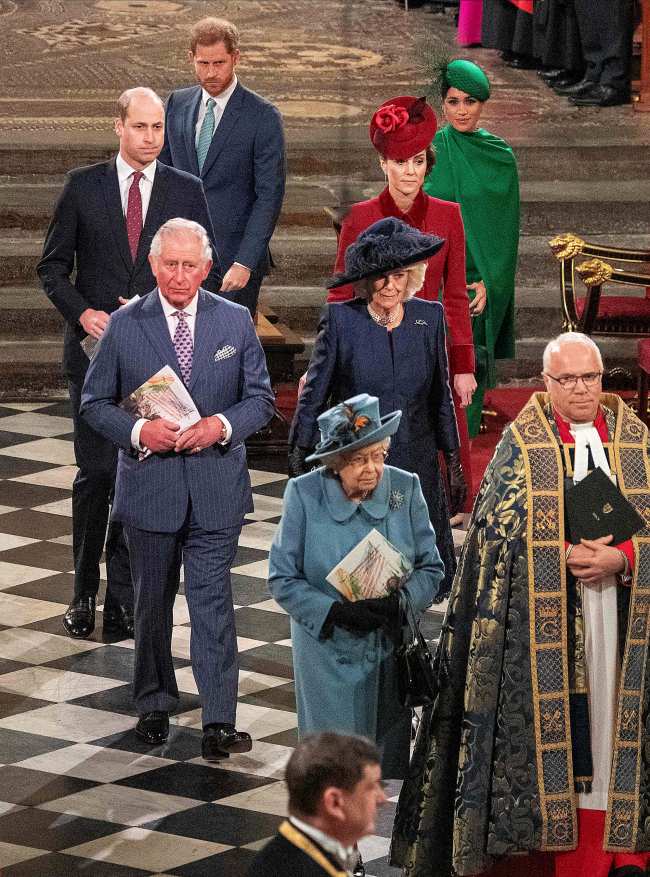 Se ve a Harry y Meghan detras de la Reina despues de asistir al Servicio Anual de la Commonwealth