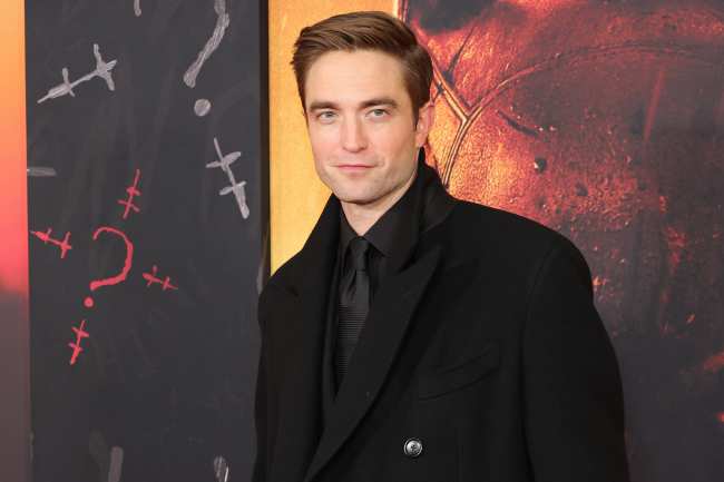Los artistas de todo el pais parecen escepticos sobre la decision de Sothebys de nombrar a la estrella de Batman Pattinson como curador