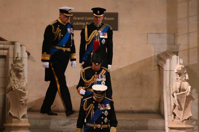 El rey Carlos III permitio que su hermano vistiera uniforme militar en una vigilia de la Reina