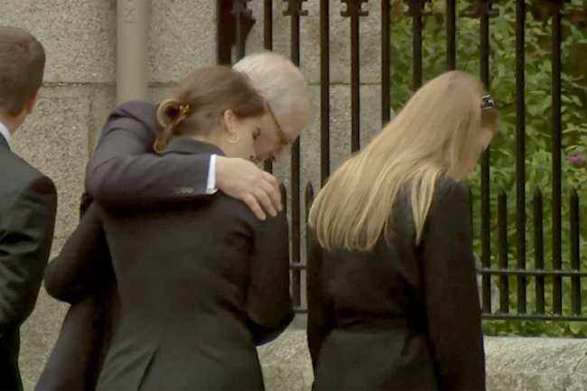 El principe Andres fue visto consolando a su hija la princesa Eugenia fuera del castillo de Balmoral tras la muerte de la reina