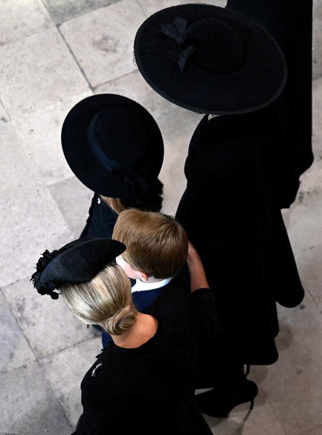 Sofia de Wessex consolo al principe Jorge durante el funeral de la reina Isabel II
