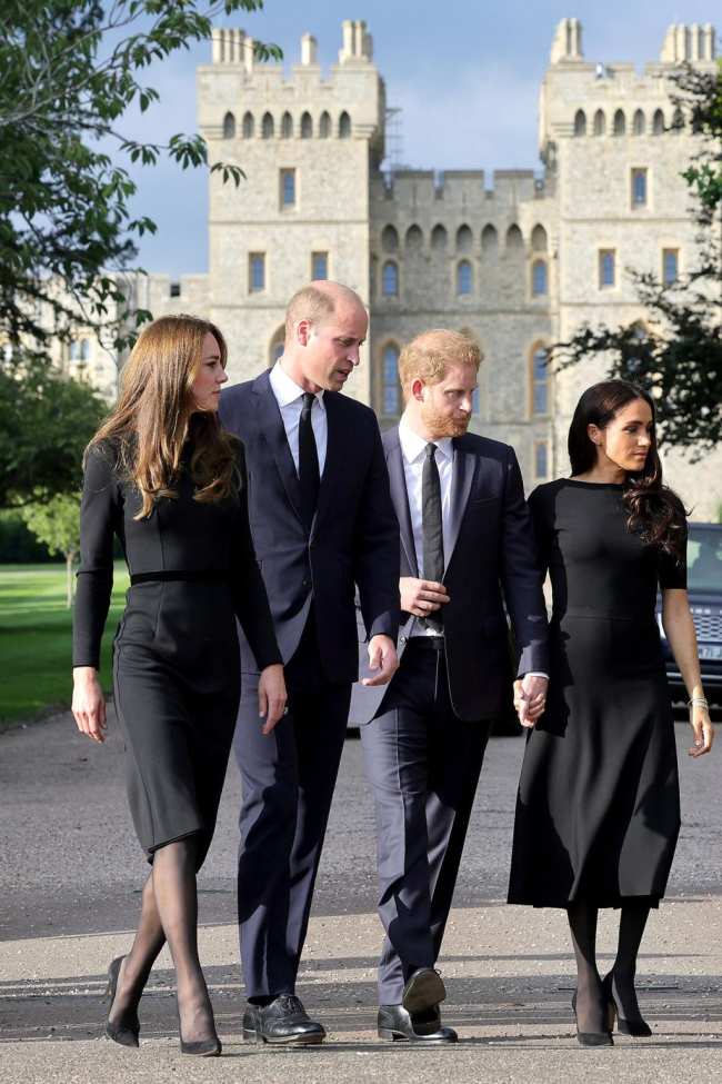 El Principe y la Princesa de Gales acompanados por el Duque y la Duquesa de Sussex saludan a los simpatizantes fuera del Castillo de Windsor