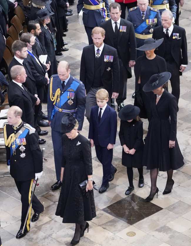 Los pequenos se unieron a sus padres en la procesion de la Abadia de Westminster