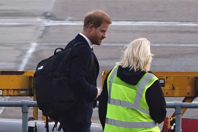 El principe Harry es visto antes de abordar su vuelo en Escocia en el aeropuerto de Aberdeen el 9 de septiembre de 2022