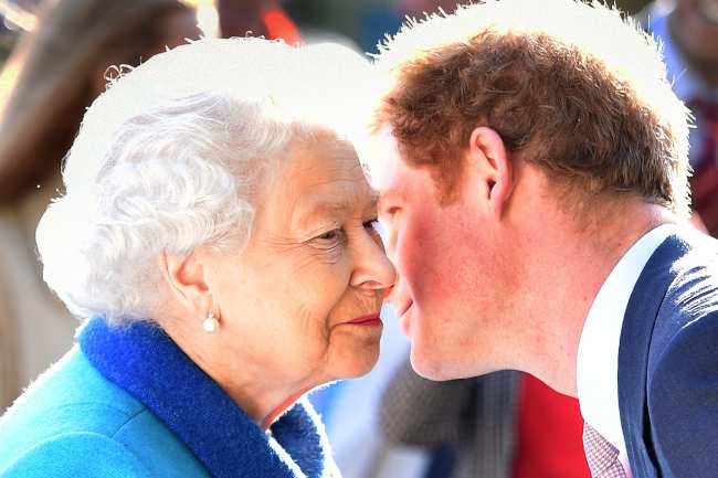 La abuela de Harry la reina Isabel II murio el jueves a la edad de 96 anos
