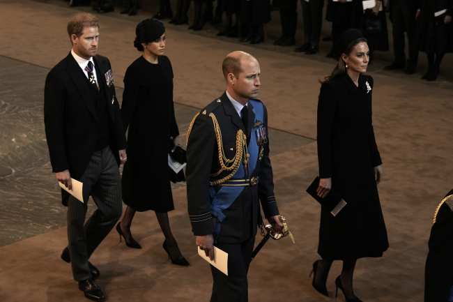 El principe Harry y Meghan Markle se tomaron de la mano al salir de Westminster Hall el miercoles