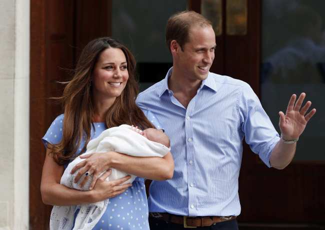 El Principe y la Princesa de Gales posaron para los fotografos despues del nacimiento del Principe George