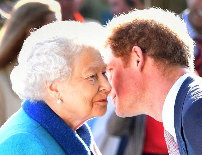 La reina Isabel y el principe Harry