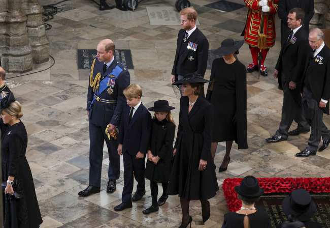 A Harry que sirvio en el ejercito durante una decada una vez mas no se le permitio usar su uniforme para el funeral de la Reina el 26 de septiembre