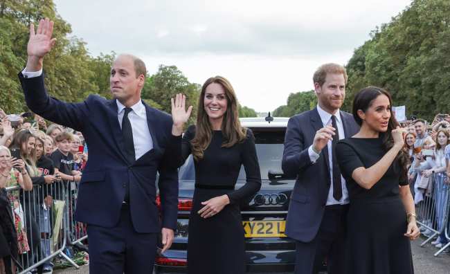 Despues del discurso de su padre el Principe William a la izquierda invito a Harry y Meghan a la derecha a unirse a el y a su esposa Kate Middleton para saludar a los dolientes cerca del Castillo de Windsor