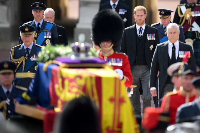 A pesar de dos periodos de servicio en Afganistan a Harry no se le permitio usar su uniforme militar en el desfile que escolto el ataud de la reina Isabel desde el Palacio de Buckingham hasta Westminster el 14 de septiembre
