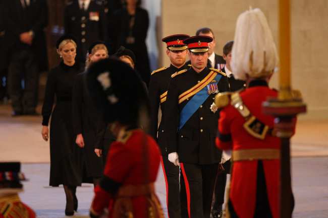 Sin embargo a Harry se le permitio usar su uniforme en una vigilia realizada por los nietos de la Reina