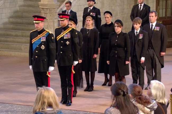 El principe Guillermo y el principe Harry llegan para velar el ataud de la reina