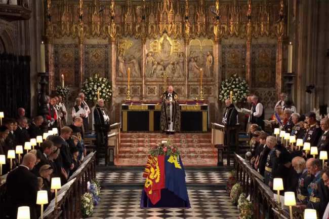 Funeral de la Reina Isabel II  Castillo de Windsor  Ataud bajado