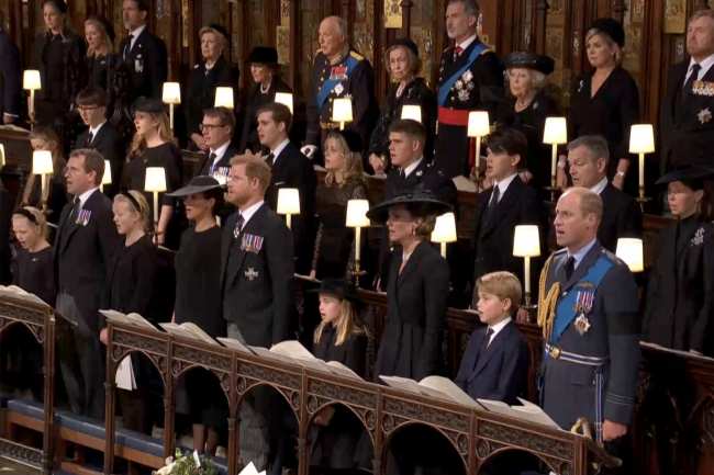 En el funeral en el Castillo de Windsor Harry fue separado de William por la esposa de William Kate Middleton y sus hijos