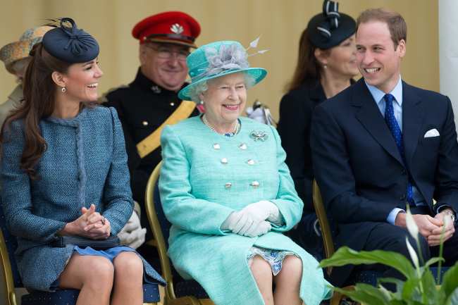La reina Isabel II apoyo el matrimonio de su nieto el principe Guillermo duque de Cambridge y Catalina duquesa de Cambridge