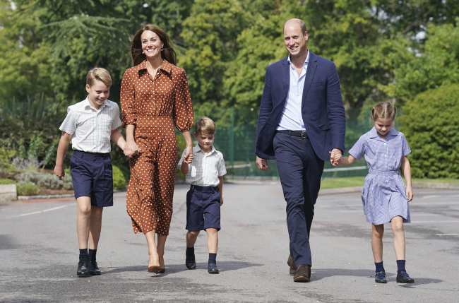 El principe William Kate Middleton el principe Louis el principe George y la princesa Charlotte