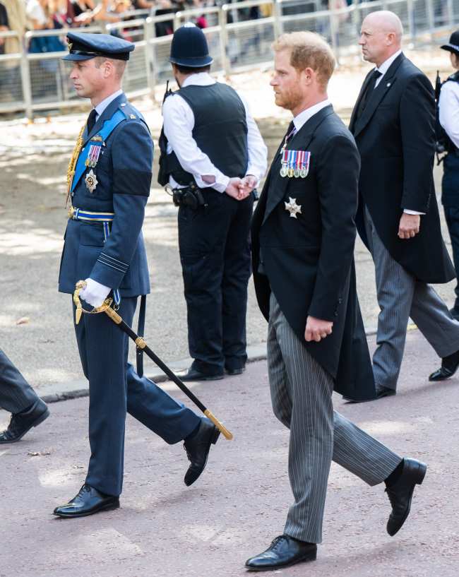 A Harry no se le permitio usar su uniforme cuando marcho detras del ataud de la Reina a principios de esta semana