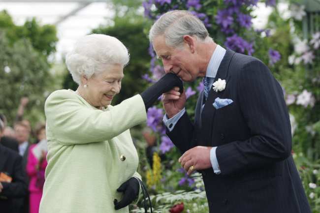 Charles tambien se aseguro de que la corona tuviera flores de la boda de la Reina con el Principe Felipe