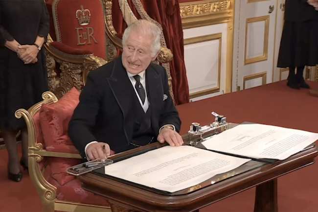 Un video del Rey Carlos III haciendo un gesto a sus ayudantes para que despejen su escritorio antes de firmar la Proclamacion de Adhesion se ha vuelto viral