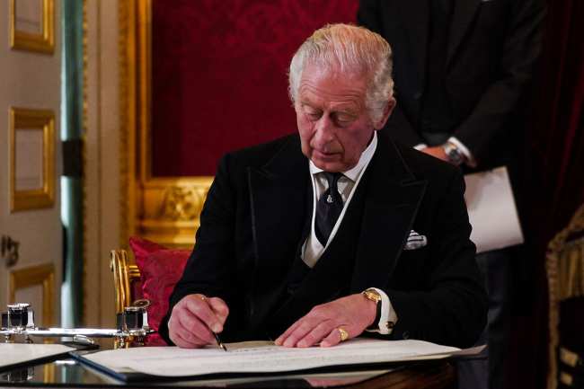 El nuevo monarca reinante necesitaba sacar una caja de boligrafos y un tintero del escritorio