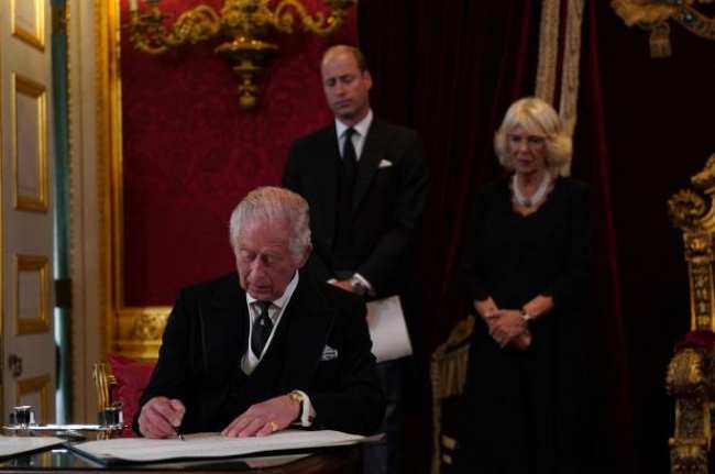 El rey Carlos firma un juramento durante el Consejo de Adhesion en el Palacio de St James donde es proclamado formalmente nuevo monarca de Gran Bretana en Londres Gran Bretana el 10 de septiembre de 2022