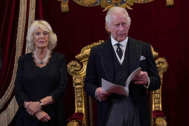 El rey Carlos y su esposa Camila asisten al Consejo de Adhesion en el Palacio de St James el 10 de septiembre de 2022