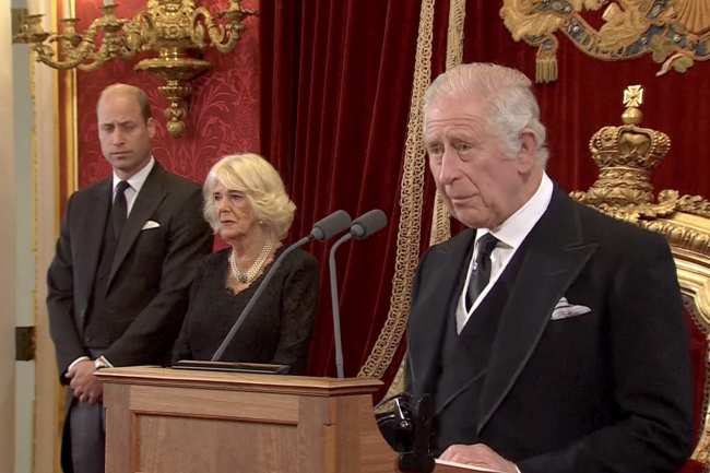 El principe Guillermo y la esposa del rey Carlos III Camila observan durante el discurso