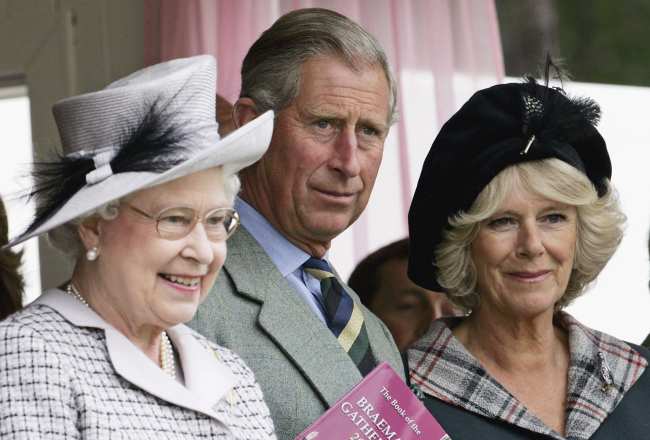 La reina expreso su aprobacion por la segunda esposa de Carlos