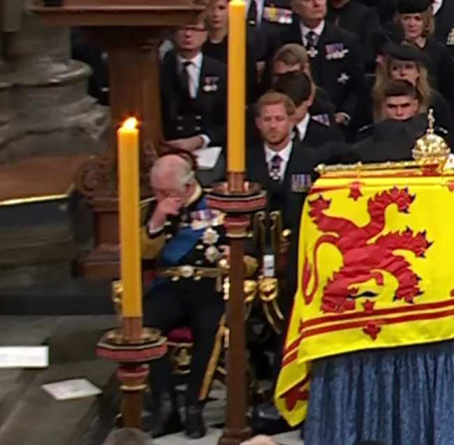 El rey Carlos III se seco las lagrimas durante el funeral de estado de la madre la reina Isabel II el lunes
