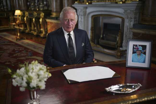 El rey Carlos III envio su amor al principe Harry y Meghan Markle en un discurso televisado