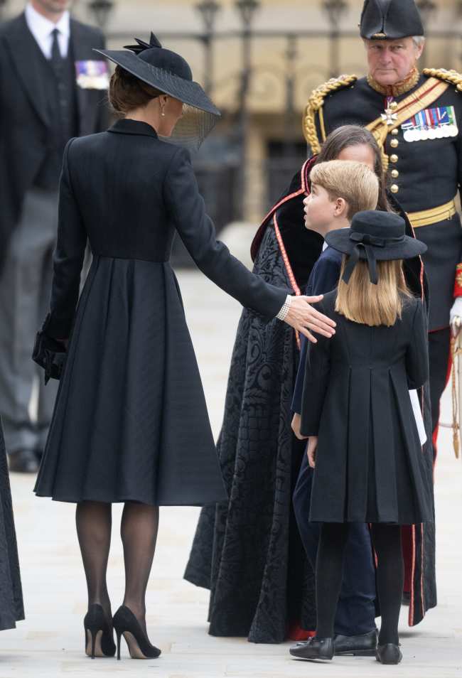 El brazalete de perlas de cuatro hilos de la Reina es visible en la princesa mientras consolaba a la Princesa Charlotte ayer