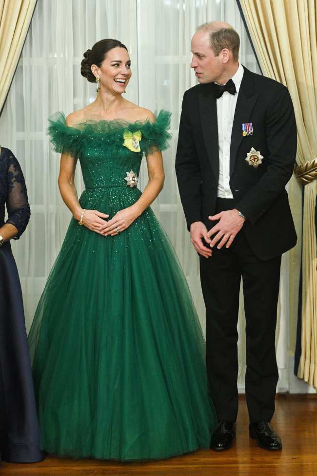 La pareja real visito Jamaica en marzo con Middleton vistiendo su brillante vestido de Jenny Packham junto con la Orden de la Familia Real de la Reina Isabel II y la Dama Gran Cruz de la Orden Real Victoriana