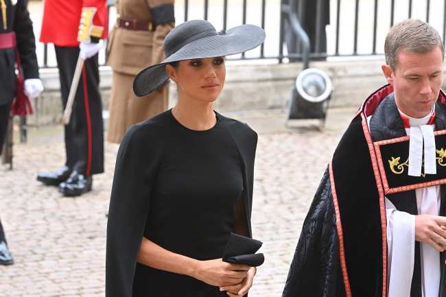 La duquesa de Sussex uso un vestido estilo capa de Stella McCartney para el funeral de la reina Isabel