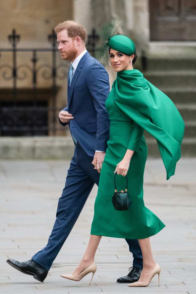 Markle fotografiada con Emilia Wickstead con el Principe Harry para el Servicio del Dia de la Commonwealth en 2020 siempre ha amado una capa