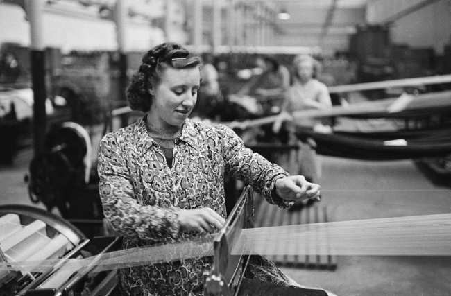 Una mujer teje la tela del vestido de la princesa Isabel en la fabrica de Wintherthur en Dunfermline Escocia 1947